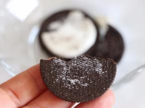 准备好食材，奥利奥饼干去掉夹心，只取饼干部分。