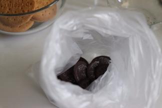 分别把饼干装入到稍微厚一点的保鲜袋中。薄的话，可以套2个。