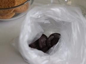 分别把饼干装入到稍微厚一点的保鲜袋中。薄的话，可以套2个。