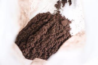 擀面杖的话也是可以的，而且效果也是很好，非常细腻，如果想要更加细腻，还可以过筛后小颗粒再碾压。当然一般来说这个程度就可以啦。