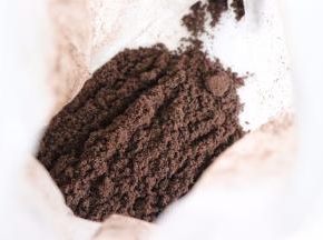 擀面杖的话也是可以的，而且效果也是很好，非常细腻，如果想要更加细腻，还可以过筛后小颗粒再碾压。当然一般来说这个程度就可以啦。