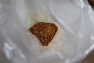 消化饼干也同样的方法碾压成粉末状。