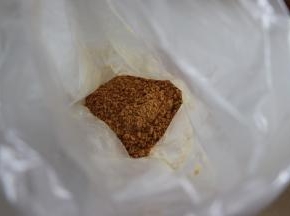 消化饼干也同样的方法碾压成粉末状。