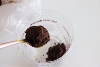 把饼干碎末，先铺一层到杯底，不用铺太多，高约5mm-8mm就差不多了，把饼干碎压实。