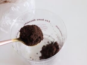 把饼干碎末，先铺一层到杯底，不用铺太多，高约5mm-8mm就差不多了，把饼干碎压实。