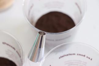 全部压好底层后，准备好裱花带和裱花嘴。只要圆孔的就可以，如果没有的话，直接用保鲜袋剪约6mm的孔，也是完全可以做这个甜品的。