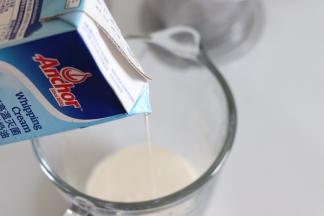 淡奶油冷藏后，倒入容器中，夏天的话，最好选择这样比较高，但是底面积又小一点的容器。淡奶油更容易打发，且减少融化程度。