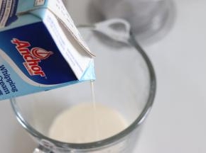 淡奶油冷藏后，倒入容器中，夏天的话，最好选择这样比较高，但是底面积又小一点的容器。淡奶油更容易打发，且减少融化程度。