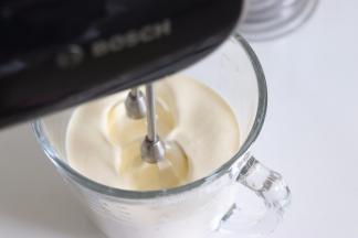 打到大约体积增加一小半，大约5分发。加入炼乳，我选择了草莓味的，原味的都可以。