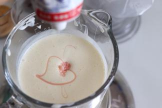 继续打蛋器打发到有纹路，状态非常细腻，但是拿起后依旧可以像丝带一掉下去即可，大约7分，不要打太硬。