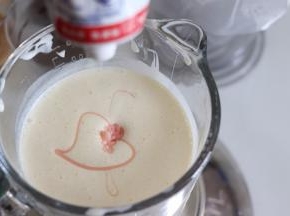 继续打蛋器打发到有纹路，状态非常细腻，但是拿起后依旧可以像丝带一掉下去即可，大约7分，不要打太硬。