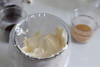 打好的奶油放入裱花袋中。