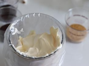 打好的奶油放入裱花袋中。