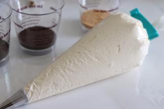 用小刮板辅助把奶油推到前面，扎紧口，这步尽量避免接触到袋子，否则手温容易导致奶油融化。