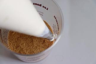 在刚才做的杯子中，挤上一圈奶油，并覆盖好那层饼干。同样尽力不要接触奶油袋子，如果可以带一个棉手套。但是，也并没有很严格，随心做吧。