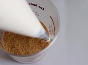 在刚才做的杯子中，挤上一圈奶油，并覆盖好那层饼干。同样尽力不要接触奶油袋子，如果可以带一个棉手套。但是，也并没有很严格，随心做吧。
