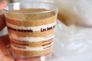 一层饼干，一层奶油，这样操作，确保最上层的是饼干即可，每层铺完饼干后，稍微压一压，让她平整和实一点，这样和奶油更贴合。