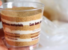 一层饼干，一层奶油，这样操作，确保最上层的是饼干即可，每层铺完饼干后，稍微压一压，让她平整和实一点，这样和奶油更贴合。