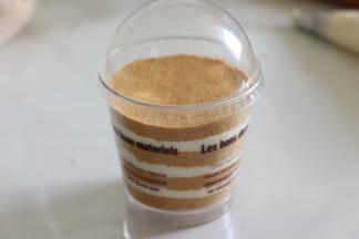 这样就做好了，是可以吃了，但是冷藏的话，更美味，饼干和奶油充分的融合后，味道美极了，所以我们还是盖好盖子，放入冰箱冷藏吧，至少2小时。