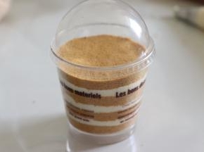 这样就做好了，是可以吃了，但是冷藏的话，更美味，饼干和奶油充分的融合后，味道美极了，所以我们还是盖好盖子，放入冰箱冷藏吧，至少2小时。