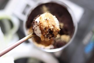 奶油和饼干碎的完全融合，挖一勺，满满甜蜜的味道。