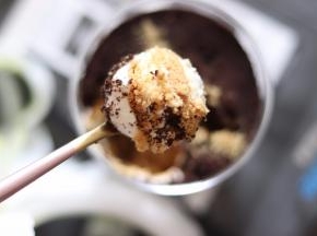 奶油和饼干碎的完全融合，挖一勺，满满甜蜜的味道。