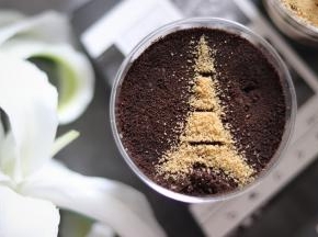 冷藏好后，就可以享受美味了。你也可以装饰一下。