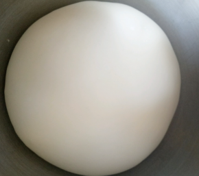 将面皮原料放入厨师机，揉至光滑，发酵至2倍大