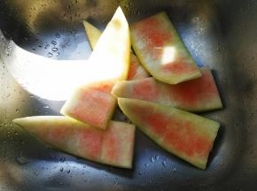 发酵面团时可以准备馅料，将西瓜皮刮去外皮和红瓤