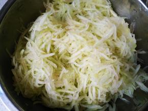 加入盐腌制半小时，挤出水分