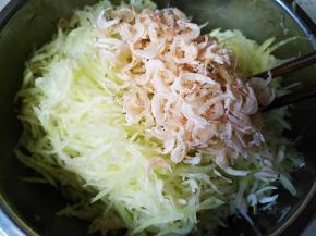 加入虾米，搅拌均匀