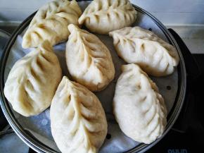 冷水上锅，中火蒸20分钟，关火焖2分钟后出锅，趁热享用