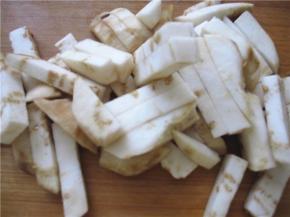 茄子去皮切成条。
