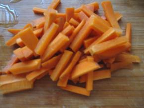 胡萝卜洗净后切成条。