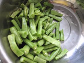 豆角清洗干净后掰成段。
