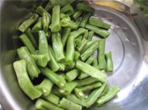 豆角清洗干净后掰成段。