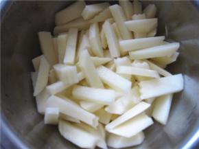 土豆去皮切成条备用。