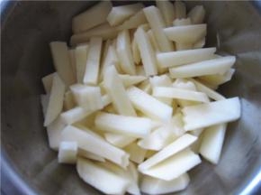 土豆去皮切成条备用。