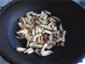 当茄条煸至表面变色，水分流失呈干瘪状盛出。