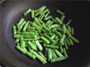当豆角煸至变绿，断生五分熟后即可盛出。