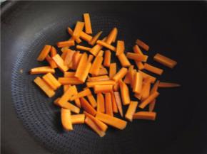 将胡萝卜放入锅中煸炒至五分熟。