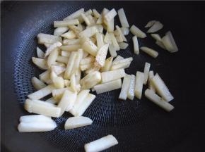 当土豆条变色较软后即可盛出。