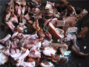 锅中加适量油，当油温至五成热时放入葱姜末，爆出香味即可将鸭肉条倒入锅中。