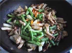 将煸炒过的蔬菜条放入锅中。