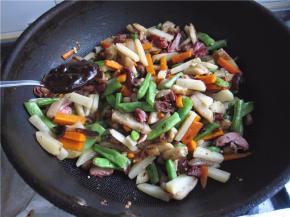 放入2勺甜面酱。