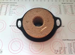 12、用竹签在蛋糕上扎几个小洞，在里面搅几下。