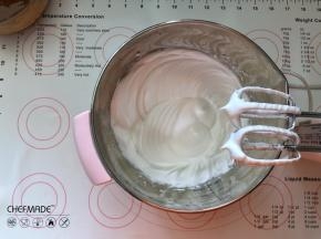 5、蛋白分三次加入45克白糖打至硬性发泡。