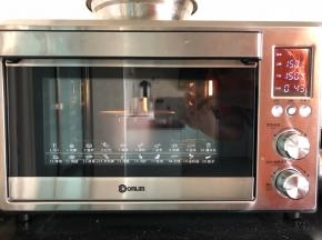 11、烤箱预热至150度，放入模具于中下层烘烤45分钟后立即取出倒扣，待彻底放凉后脱模。