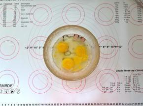 1、把蛋黄、水、玉米油倒入碗中。