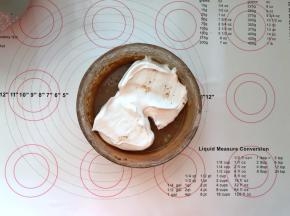 6、取一半蛋白霜放入蛋黄糊中。